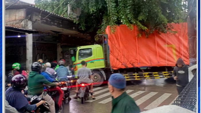 Truk Melintang Tutup Jalan Raya Condet Usai Terperosok, Lalin Macet