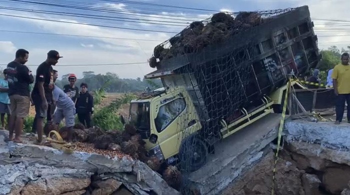 Truk terperosok saat jalanan menuju ke IKN amblas.