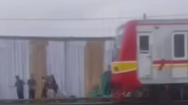 Viral hajatan warga di pinggir rel KA Tanjung Priok, Jakarta Utara.