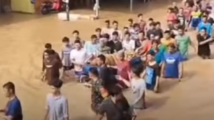 Warga saat mengevakuasi Ridwan warga Bungo, Jambi yang meninggal dunia usai terseret banjir.