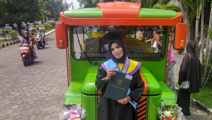 Wisudawati UNS yang viral lantaran menyetir sendiri kereta kelinci ke kampus. Foto diunggah Senin (29/1/2024).