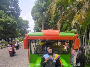 Unik! Mahasiswi UNS Wisuda Nyetir Sendiri Kereta Kelinci, Ternyata...