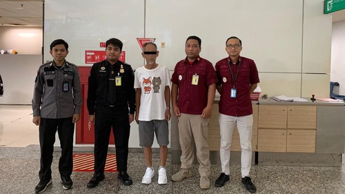 WN Jepang berinisial TK diusir dari Indonesia melalui Bandara Internasional I Gusti Ngurah Rai Bali setelah menjalani pidana penjara selama lima tahun, Senin (25/1/2024). (Foto: Humas Kanwilkumham Bali)