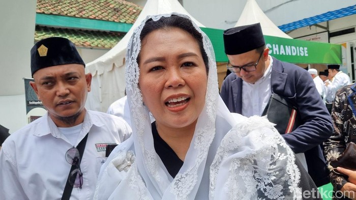 Dewan Penasihat Tim Pemenangan Nasional (TPN) Ganjar-Mahfud, Yenny Wahid saat memberikan keterangan di Krapyak, Sewon, Bantul, Senin (29/1/2024).