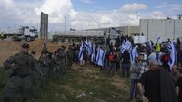 Perang tersebut dipicu oleh serangan Hamas pada 7 Oktober di Israel selatan. Perang Israel-Hamas telah menewaskan lebih dari 26.000 warga Palestina, menurut pejabat kesehatan di Gaza.