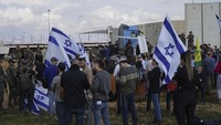 Para pengunjuk rasa meneriakkan “Am Yisrael Chai” yang berarti “Bangsa Israel Hidup.”  