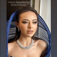 Penampilan Amanda itu juga semakin manglingi dengan riasan wajah dari MUA ternama Bubah Alfian. Dengan riasan mata smokey eyes ditambah dengan softlens berwarna terang membuat bagian mata Amanda terlihat semakin tegas. Foto: dok Instagram/@fdphotography
