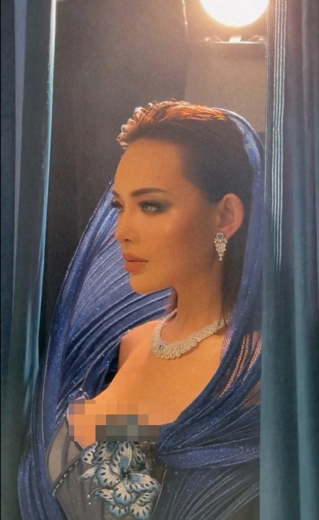 Penampilan Amanda juga terlihat seksi dengan kebaya bustier berpotongan dada rendah. Kostum yang dikenakannya itu juga tampak memiliki penutup kepala yang cukup unik. Foto: dok Instagram/@bubahalfian