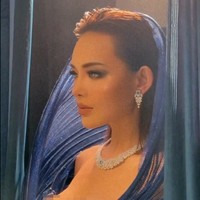 Penampilan Amanda juga terlihat seksi dengan kebaya bustier berpotongan dada rendah. Kostum yang dikenakannya itu juga tampak memiliki penutup kepala yang cukup unik. Foto: dok Instagram/@bubahalfian