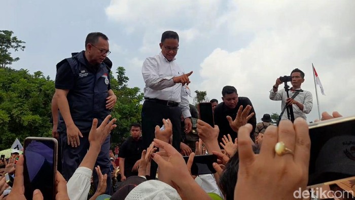 Anies dan Sudirman Said saat menyapa pendukungnya pada kampanye di Brebes