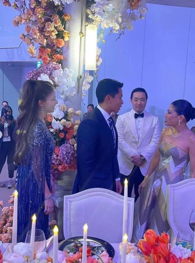 Tampil kompak, Anisha dan Pangeran Mateen tampak mengenakan busana senada. Anisha tampil cantik dengan gaun panjang berwarna biru tua sementara Pangeran Mateen tampak gagah dengan setelan jas senada dengan sang istri. Foto: Instagram/@splam_hair1565