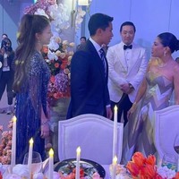 Tampil kompak, Anisha dan Pangeran Mateen tampak mengenakan busana senada. Anisha tampil cantik dengan gaun panjang berwarna biru tua sementara Pangeran Mateen tampak gagah dengan setelan jas senada dengan sang istri. Foto: Instagram/@splam_hair1565