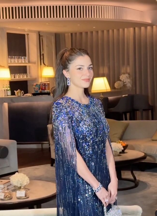 Anisha tampil cantik mempesona dengan rambut panjang yang diikat setengah hasil penataan hair stylist Splam Hair. Sementara  untuk riasan wajahnya Anisha mempercayakan Mod-X makeup.  Foto: Instagram/@splam_hair1565