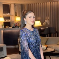 Anisha tampil cantik mempesona dengan rambut panjang yang diikat setengah hasil penataan hair stylist Splam Hair. Sementara  untuk riasan wajahnya Anisha mempercayakan Mod-X makeup.  Foto: Instagram/@splam_hair1565