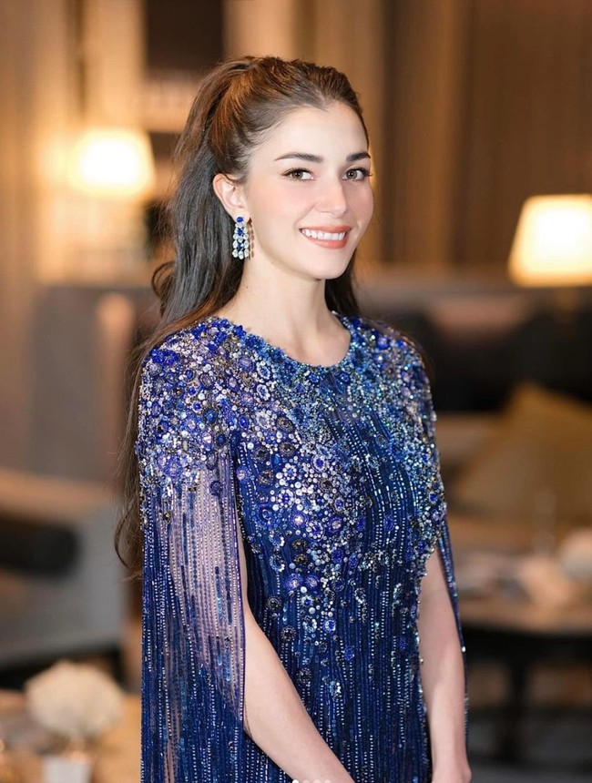 Melansir Instagram @royalfashionpolice rupanya dress Anisha itu dibanderol dengan harga yang tak main-main. ‘Atlantis’ Cape-Effect Embellished Tulle Gown rancangan desainer Jenny Packham itu dibanderol dengan harga US$ 5.664 atau sekitar Rp 89 juta. Foto: Instagram/@splam_hair1565