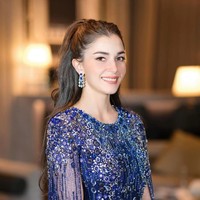 Melansir Instagram @royalfashionpolice rupanya dress Anisha itu dibanderol dengan harga yang tak main-main. ‘Atlantis’ Cape-Effect Embellished Tulle Gown rancangan desainer Jenny Packham itu dibanderol dengan harga US$ 5.664 atau sekitar Rp 89 juta. Foto: Instagram/@splam_hair1565