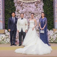 Untuk melengkapi penampilannya Anisha juga mengenakan beberapa aksesori seperti anting, gelang, dan cincin. Ia juga tampak menenteng sebuah tas kecil berwarna silver.  Foto: Instagram/@tmski