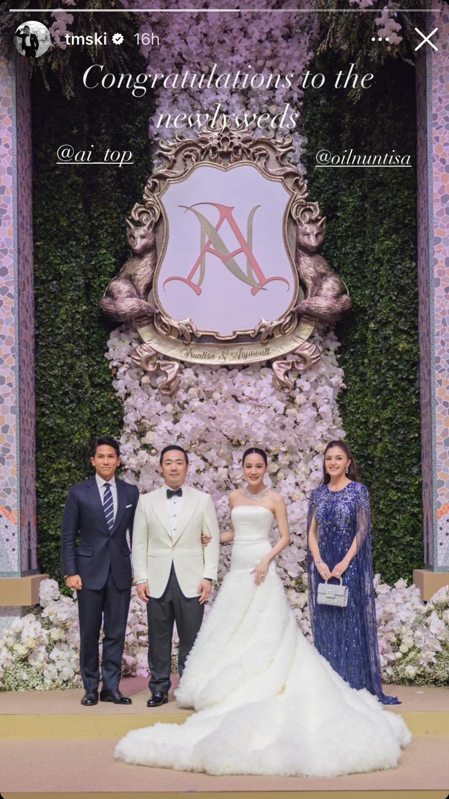 Untuk melengkapi penampilannya Anisha juga mengenakan beberapa aksesori seperti anting, gelang, dan cincin. Ia juga tampak menenteng sebuah tas kecil berwarna silver.  Foto: Instagram/@tmski