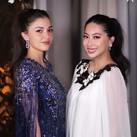 Tas mini yang ditenteng Anisha harganya pun tak kalah fantastis. ‘Flower Strass Jewel Buckle Mini Clutch Bag in Silver Glitter’ keluaran Roger Vivier dibanderol seharga US$ 3.600 atau sekitar Rp 56 juta.  Foto: Instagram/@janetira