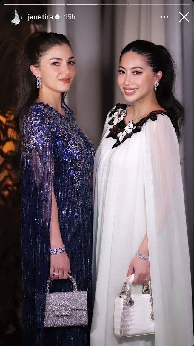 Tas mini yang ditenteng Anisha harganya pun tak kalah fantastis. ‘Flower Strass Jewel Buckle Mini Clutch Bag in Silver Glitter’ keluaran Roger Vivier dibanderol seharga US$ 3.600 atau sekitar Rp 56 juta.  Foto: Instagram/@janetira