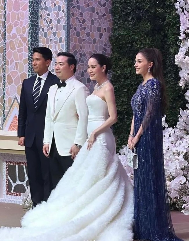 Pasutri baru Anisha Rosnah dan Pangeran Mateen kembali mencuri atensi saat terlihat menghadiri kondangan miliarder Thailand Aiyawatt Srivaddhanaprabha. Aiyawatt sendiri merupakan CEO King Power Group dan presiden Leicester City Football Club. Foto: Instagram/@splam_hair1565