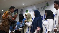 Sebanyak 475 sertifikat halal dibagikan kepada 364 pelaku UMKM di Pulau Lombok, NTB. BCA sudah memfasilitasi sertifikasi halal bagi 967 UMKM di Indonesia. 