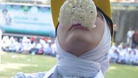 Atalia Praratya mengaku lebih senang menjalani kesibukan. Bahkan ia tak sungkan untuk ikut lomba makan kerupuk. Foto: Instagram/ataliapr