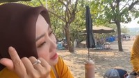 Atalia Praratya adalah orang yang sederhana. Makan bakso yang hangat di tengah kesibukannya saja sudah cukup merelaksasi baginya. Foto: Instagram/ataliapr