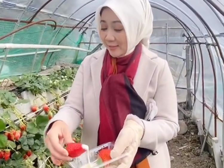 Atalia Praratya Doyan Makan Bakso hingga Jago Petik Stroberi