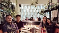 Usai bercerai, Massayu disibukkan dengan berbagai macam kegiatan. Di sela-sela kesibukannya itu, ia masih kerap membagikan momen bahagia saat makan-makan bersama sahabat. Foto: Instagram @massayumaya