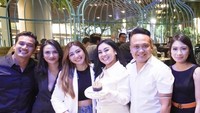 Ketika salah satu sahabatnya ulang tahun, Massayu bersama Vanessa pun menikmati pesta. Selain kue ulang tahun, mereka juga disajikan sejumlah hidangan menggiurkan. Foto: Instagram @massayumaya