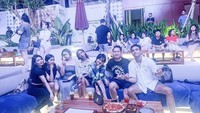 Adalagi momen ketika sahabat Vanessa Angel itu ngumpul bersama Fuji hingga Fadly di White Rock Beach Club Bali. Mereka memesan pizza, camilan lain, dan beberapa minuman. Foto: Instagram @massayumaya