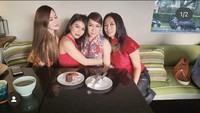 Tak hanya nongkrong di beach club atau restoran, artis berusia 40 tahun itu juga sempat nongkrong di coffee shop bersama teman-temannya. Selain kopi, mereka juga memesan cake nih. Foto: Instagram @massayumaya