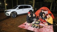 Seru! Kali ini mantan istri Lembu Wiworo itu ngumpul bersama teman-temannya untuk camping. Mereka sempat BBQ-an juga didepan tenda loh. Foto: Instagram @massayumaya