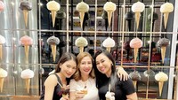 Belum lama ini Massayu Anastasia membagikan keseruannya saat jajan es krim. Dia jajan di salah satu tempat es krim sultan, Venchi dan memesan es krim cone rasa cokelat. Foto: Instagram @massayumaya