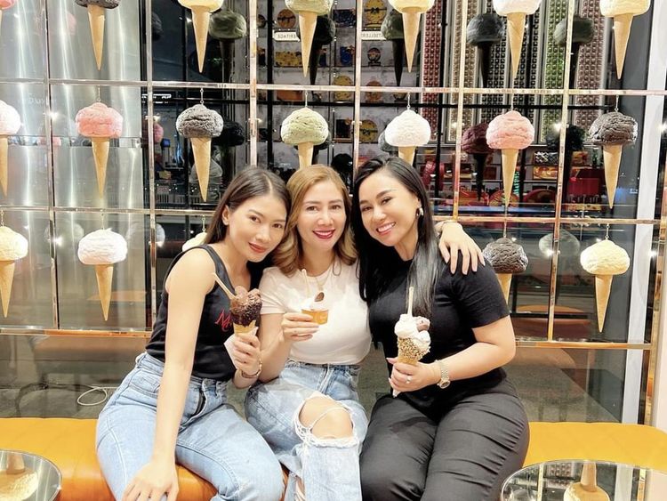 Bahagianya Massayu Anastasia Makan Bareng Sahabat hingga Jajan Es Krim