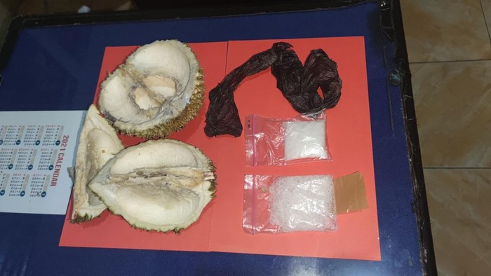 Barang bukti sabu yang diselipkan dalam durian di Way Kanan.