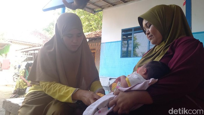 Bayi di Sampang lahir dengan 24 jari Bayi di Sampang lahir dengan 24 jari