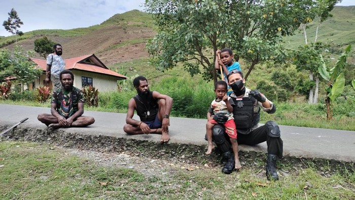 Bripka Ula Affandi bersama Komando dan warga Papua.