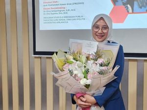 Senyum Bupati Ipuk Rampungkan Studi Magister di FISIP Unair