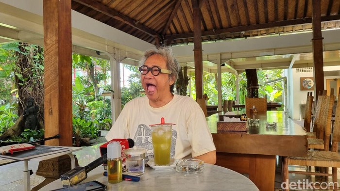 Budayawan Butet Kartaredjasa saat memberikan keterangan di kediamannya, Kasihan, Bantul, Selasa (30/1/2024).