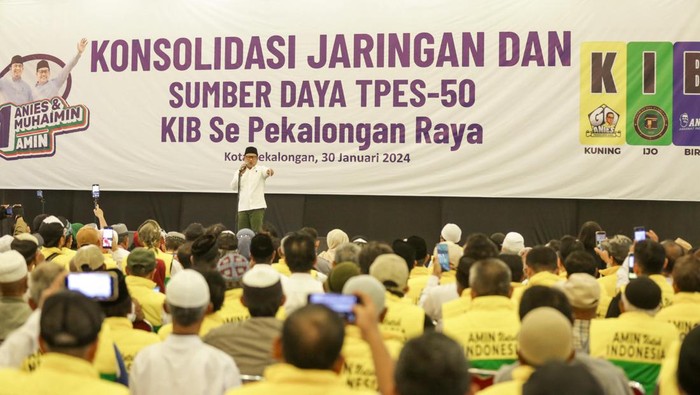 Cawapres nomor urut 1 Muhaimin Iskandar atau Cak Imin menemui relawan Kuning, Ijo, Biru (KIB) dalam acara konsolidasi jaringan dan sumber daya TPES 50 se-Pekalongan Raya, Jawa Tengah (Jateng),  Selasa (30/1/2023).