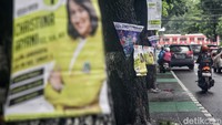 Alat peraga kampanye (APK) caleg tersebut berderet di sejumlah ruas jalan.