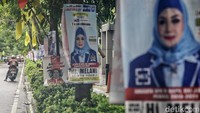 Bahkan dalam satu pohon bisa ditempel lebih dari satu poster caleg.