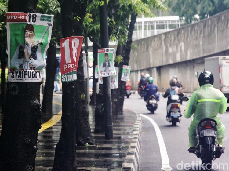 Caleg Penghuni Pohon Rusak Keindahan Ibu Kota