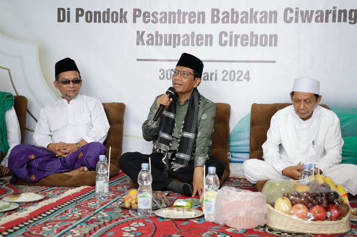 Calon wakil presiden nomor urut 3 Mahfud MD bersilaturahmi ke Pondok Pesantren (Ponpes) Babakan Ciwaringin di Desa Babakan, Kecamatan Ciwaringin, Kabupaten Cirebon, Jawa Barat.