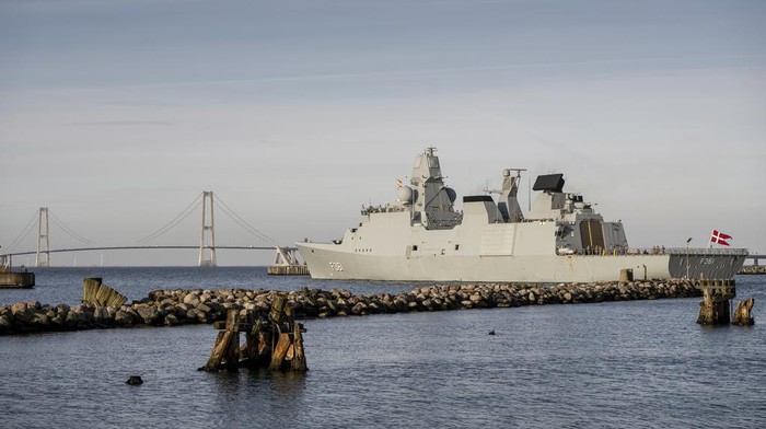 Danish frigate Iver Huitfeldt sets off for the Gulf of Aden, from the Naval Station in Korsoer, Denmark, January 29, 2024. The Danish frigate will contribute to strengthening maritime security in and around the Red Sea.  Ritzau Scanpix/Mads Claus Rasmussen via REUTERS    ATTENTION EDITORS - THIS IMAGE WAS PROVIDED BY A THIRD PARTY. DENMARK OUT. NO COMMERCIAL OR EDITORIAL SALES IN DENMARK.