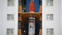 Dua satelit yang berukuran lebih kecil, sebut laporan media pemerintah Iran, bertujuan untuk menguji komunikasi narrowband dan teknologi geoposisi. Ketiga satelit itu diluncurkan sekaligus dengan menggunakan roket pembawa satelit, Simorgh, yang dikembangkan sendiri oleh Kementerian Pertahanan Iran.