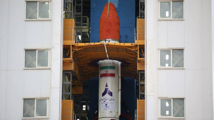 Detik-detik Iran Luncurkan 3 Satelit Bersamaan ke Luar Angkasa This photo released by the Iranian Defense Ministry on Sunday, Jan. 28, 2024, claims to show a satellite carrier is launched at the Imam Khomeini Spaceport in Iran's rural Semnan province. Iran said Sunday it successfully launched three satellites into space, the latest for a program that the West says improves Tehran's ballistic missiles. (Iranian Defense Ministry via AP)
