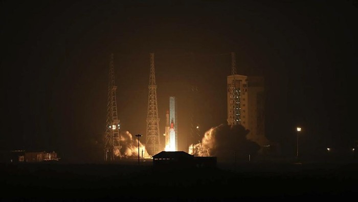Detik-detik Iran Luncurkan 3 Satelit Bersamaan ke Luar Angkasa This photo released by the Iranian Defense Ministry on Sunday, Jan. 28, 2024, claims to show a satellite carrier is launched at the Imam Khomeini Spaceport in Iran's rural Semnan province. Iran said Sunday it successfully launched three satellites into space, the latest for a program that the West says improves Tehran's ballistic missiles. (Iranian Defense Ministry via AP)